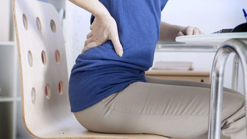 đau vùng mông gần xương cụt 